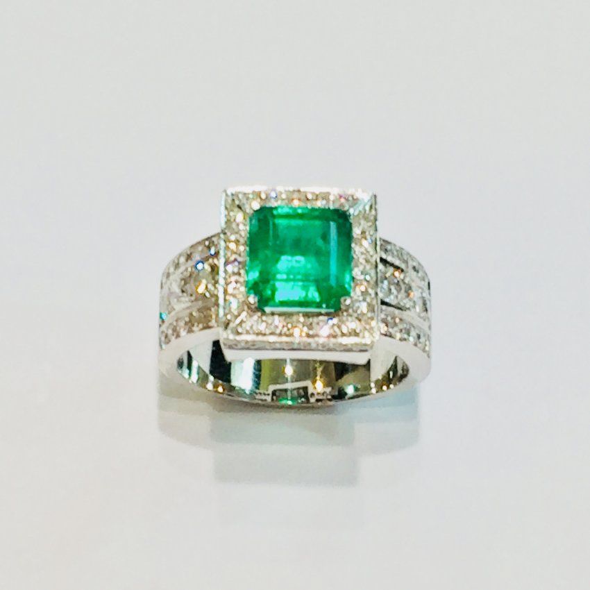 Sortija en oro blanco con esmeralda de Colombia