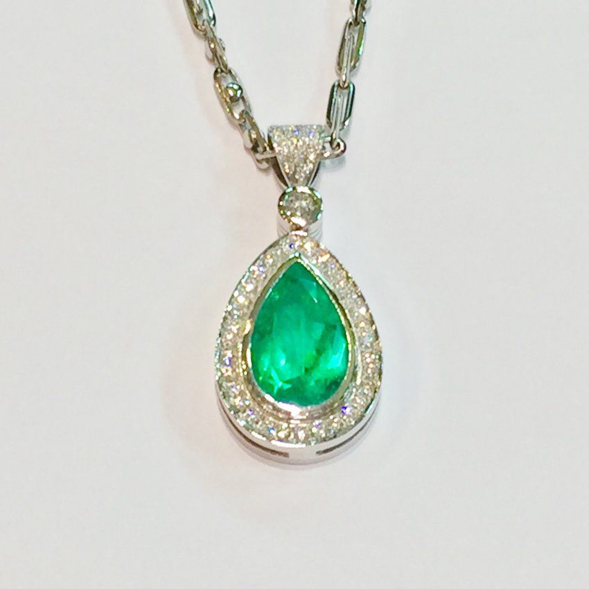 Colgante y cadena en oro blanco con esmeralda de Colombia