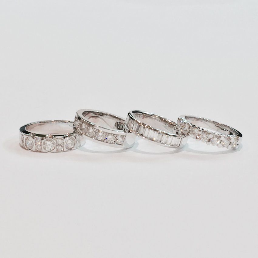 Alianza de diamantes y oro blanco