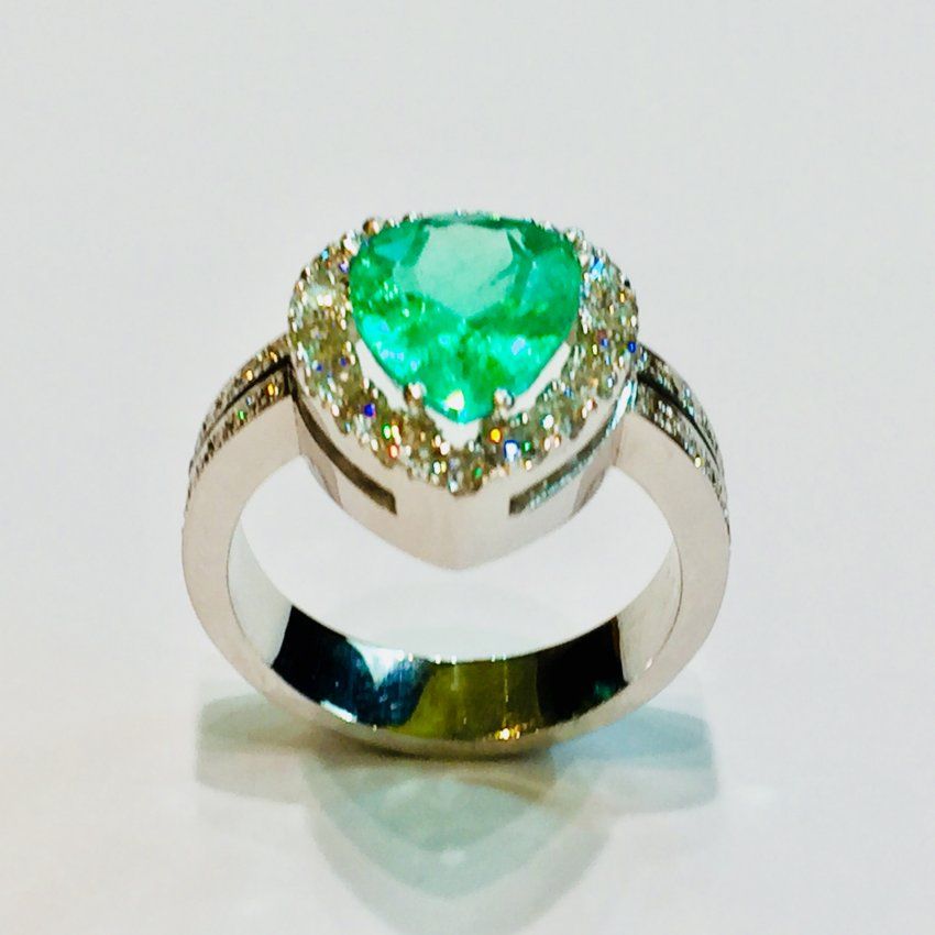 Sortija oro blanco con esmeralda de Colombia