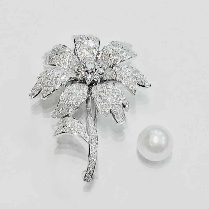 Broche flor en oro blanco con 235 diamantes