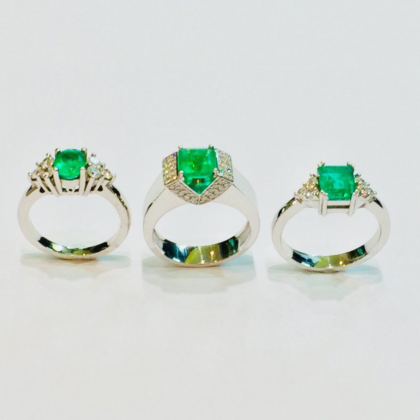 Sortijas en oro blanco con esmeralda de Colombia y diamantes