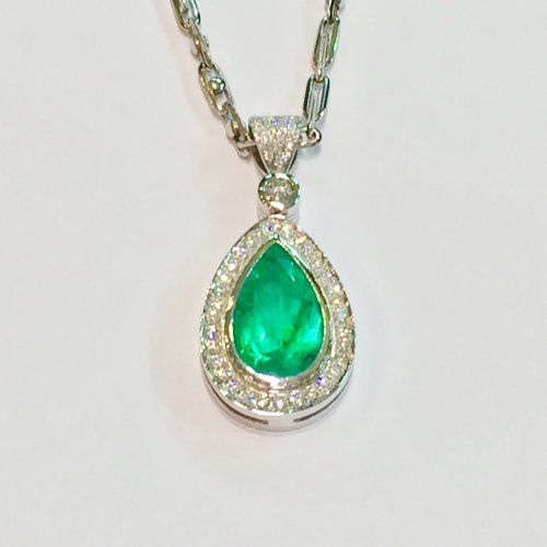 Colgante y cadena en oro blanco con esmeralda de Colombia