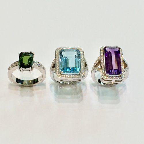 Sortijas en oro blanco, con peridoto, topacio y amatista, con un peso de hasta 20 quilates y diamantes. || PVP desde 990 €