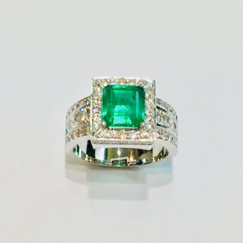 Sortija en oro blanco con esmeralda de Colombia 2,30 quilates y diamantes 1,70 quilates. Consultar precio.