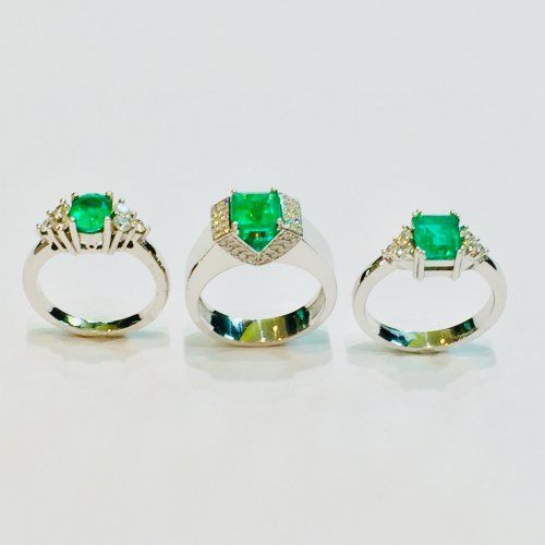 Sortijas en oro blanco con esmeralda de Colombia y diamantes