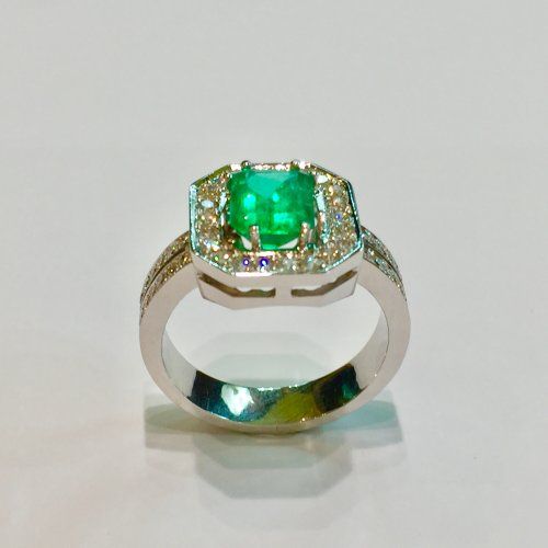 Sortija en oro blanco con esmeralda de Colombia