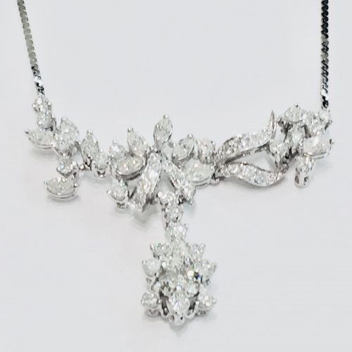 Collar en oro blanco con un diamante marquis